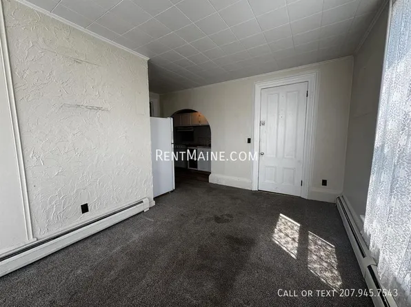 3 Newhall St APT 1, Fairfield, ME 04937