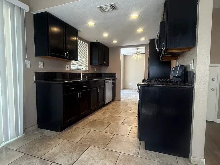 1354 Elwood St — Photo 3