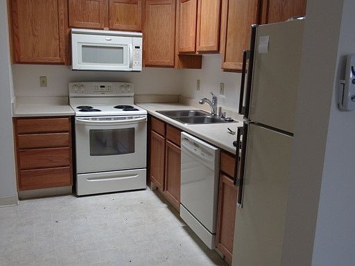 3rd image of 1052 Baywood Dr