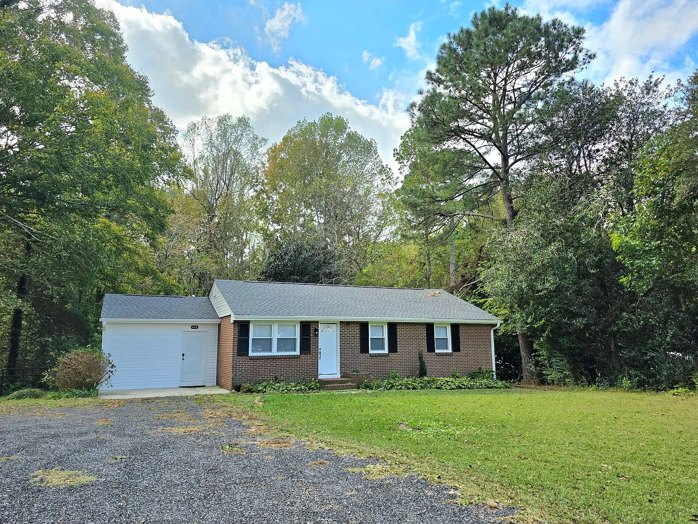 Fully renovated brick rancher located in Smithfield! — Photo 2