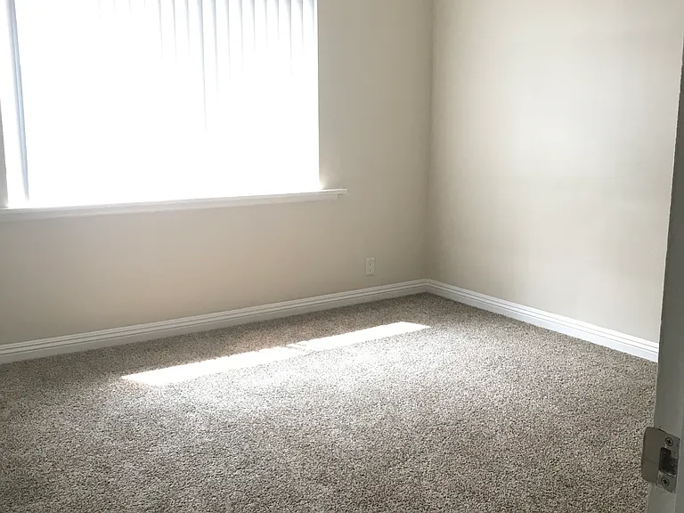Chateau Laurel Apartments — Photo 12