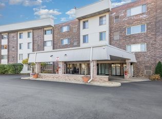 841 N York Rd #101, Elmhurst, IL 60126