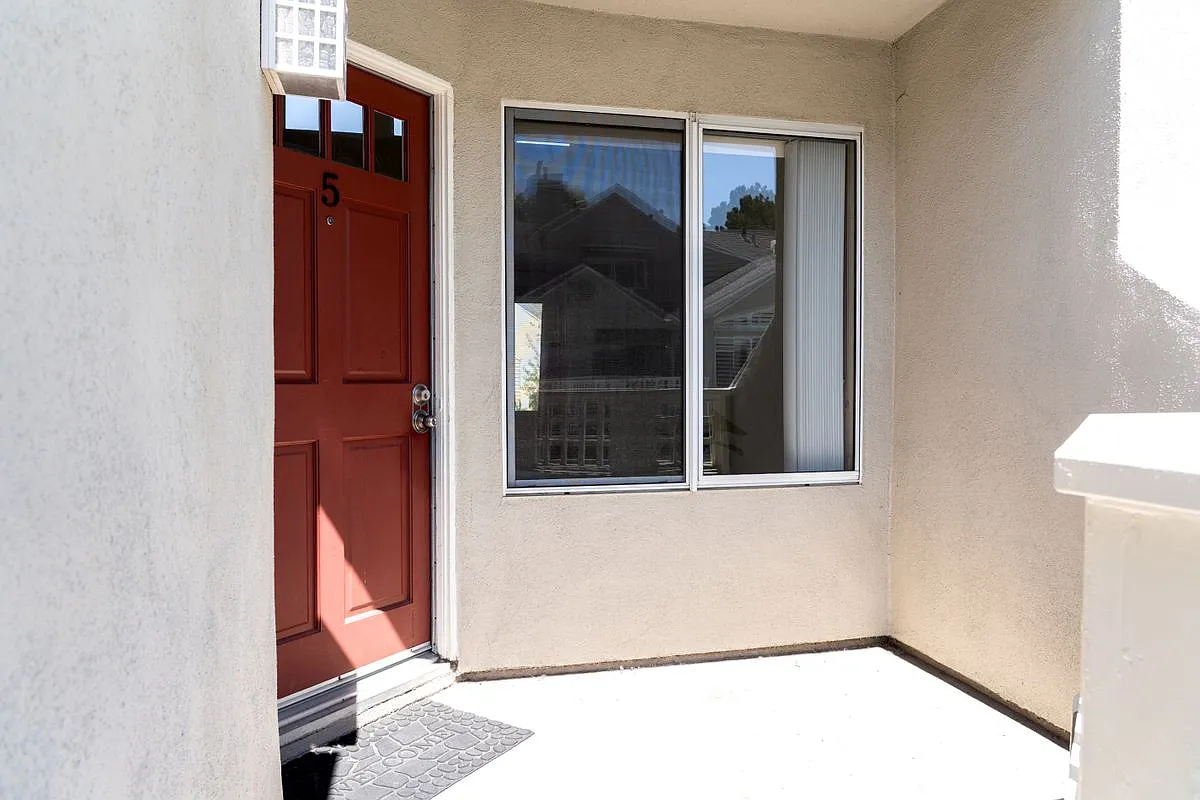 2 bed, 2.0 bath, 1129 sqft, $3,180 — Photo 2