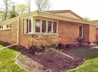 7340 N Navajo Rd, Fox Pt, WI 53217