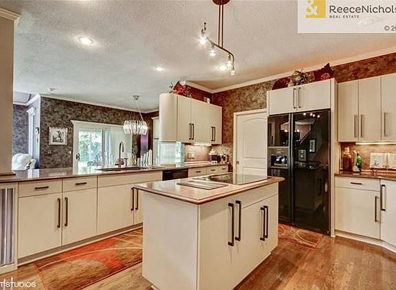 Quite large kitchen with many counter surface area