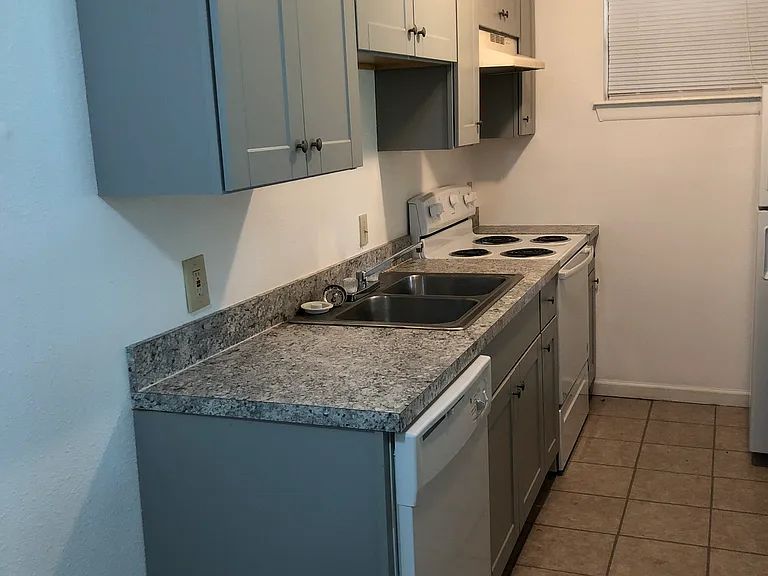 2500 College St — Photo 10