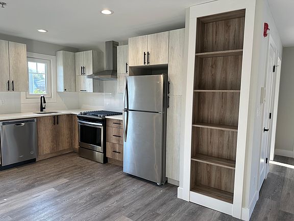 2nd image of 170 W Montauk Hwy #33
