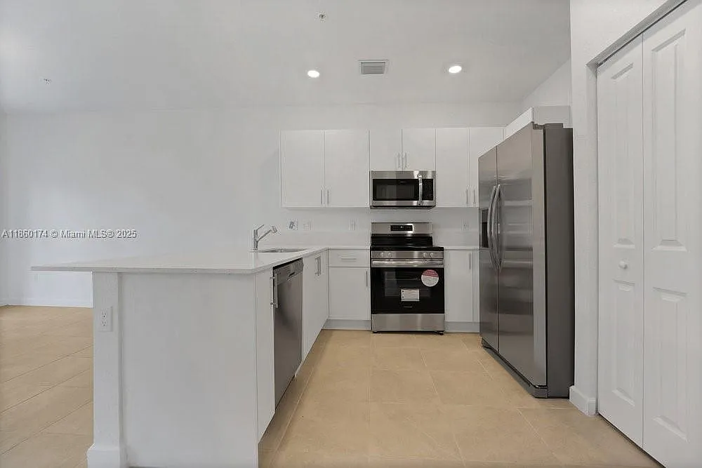 3 bed, 1756 sqft, $3,500 — Photo 2