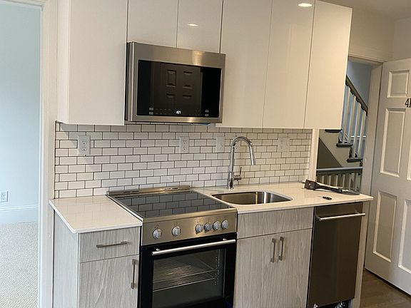 2nd image of 225 Newbury St APT 1R