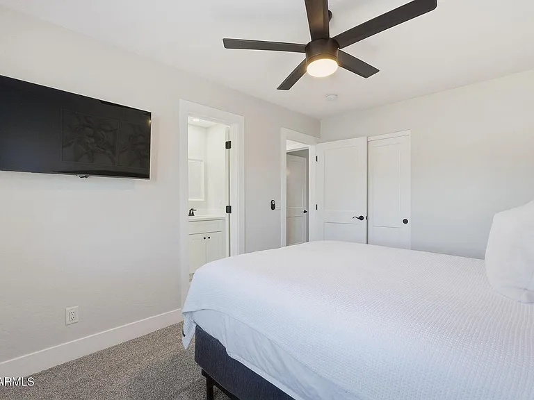 3041 E Elm St — Photo 29