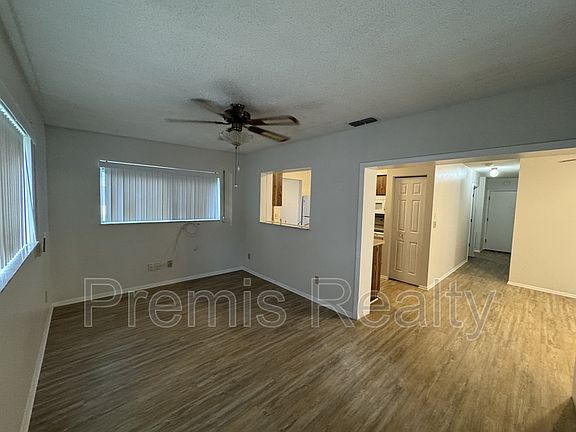 3rd image of 2772 Lomond Dr