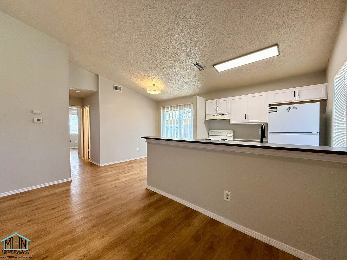 Cute & Cozy Duplex Nestled in a Prime Location, just five minutes from I35! — Photo 3