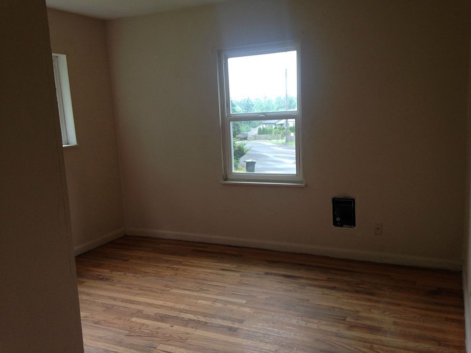1st image of 10 Parkland Dr