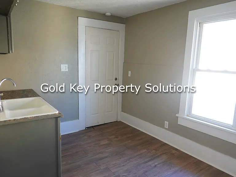 2233 E Lynn Street — Photo 22