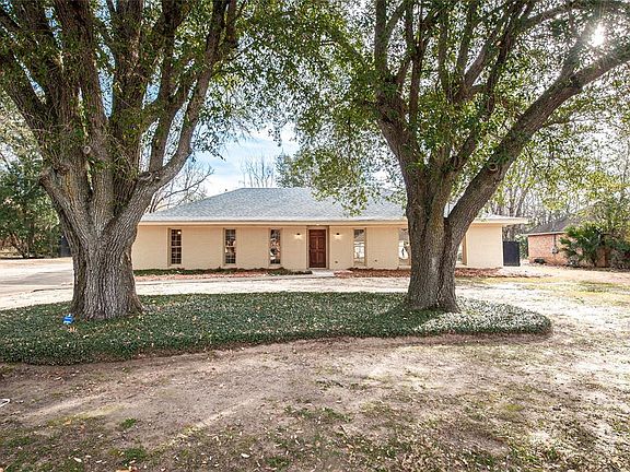 3rd image of 2415 Belcher Dr