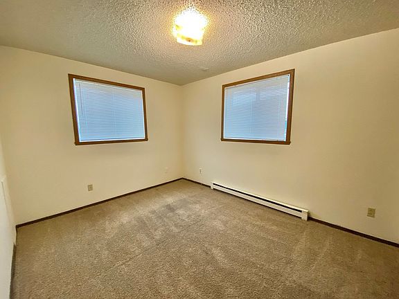 4th image of 915 32nd Ave S #101