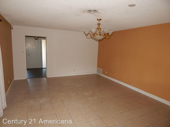 5th image of 412 Park Way W