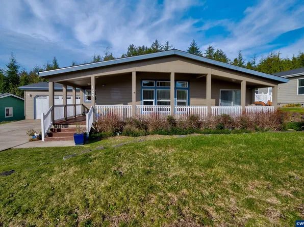 125 SE Whalesong Dr, Depoe Bay, OR 97341