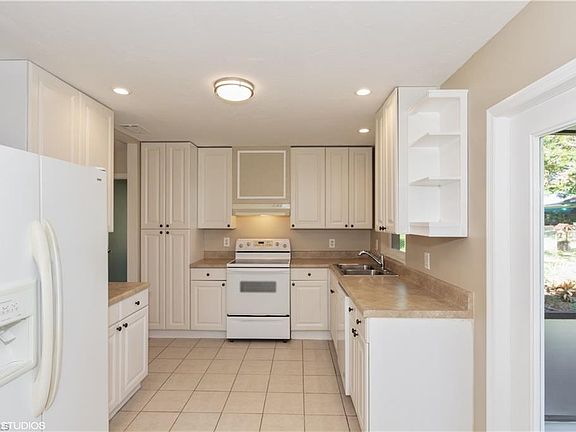 3rd image of 305 SE 8th Ter