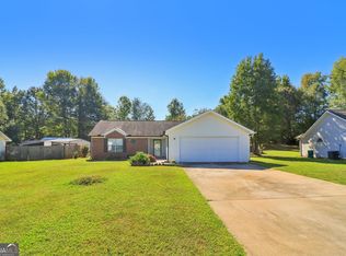 22 Canterbury Dr, Grantville, GA 30220