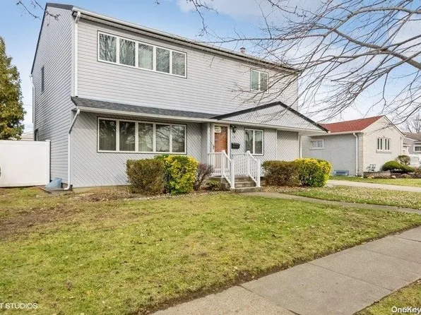 17 Cornell Lane, Hicksville, NY 11801