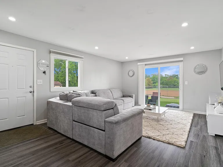 107 Morningside Dr — Photo 2