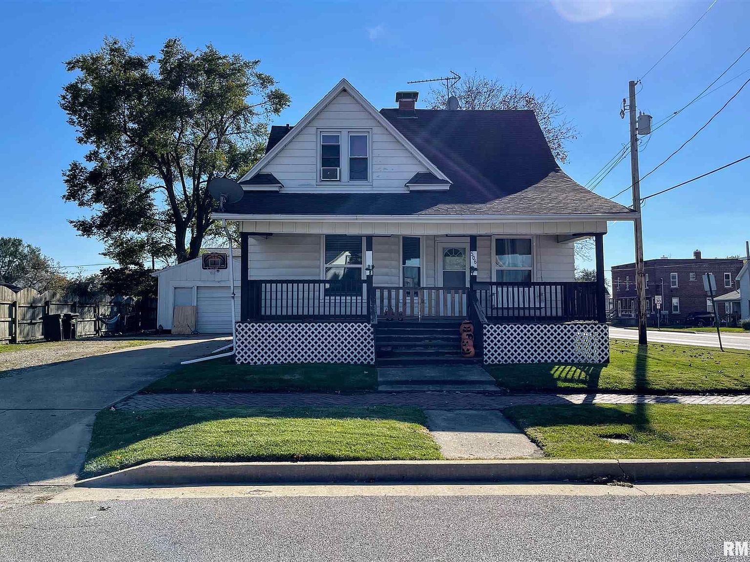 506 E Elm St, Canton, IL 61520 | Zillow