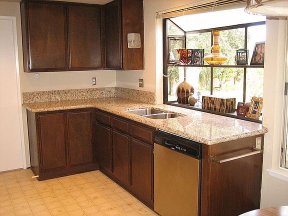 Kitchen granite, stainless appliances