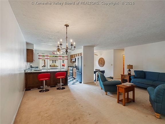 5th image of 10 Barberry Ln
