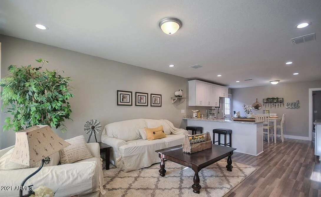 3 bed, 2.0 bath, 1370 sqft, $2,495 — Photo 3