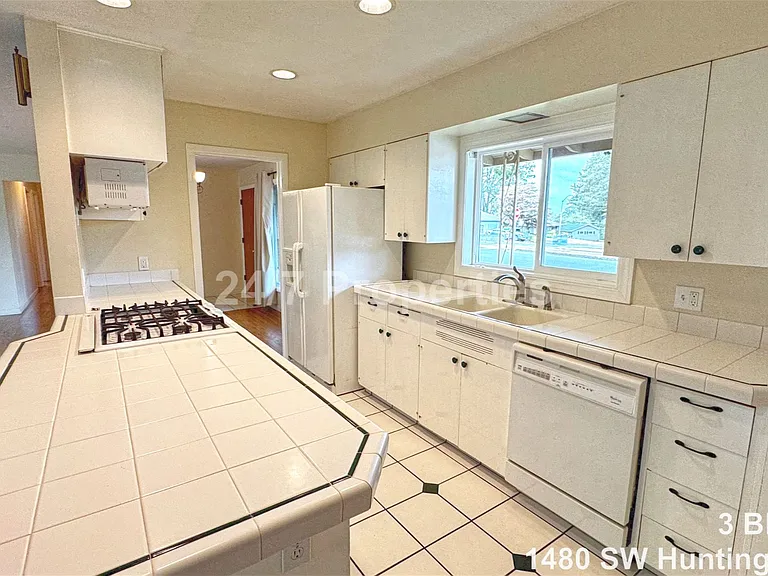 1480 SW Huntington Ave — Photo 5