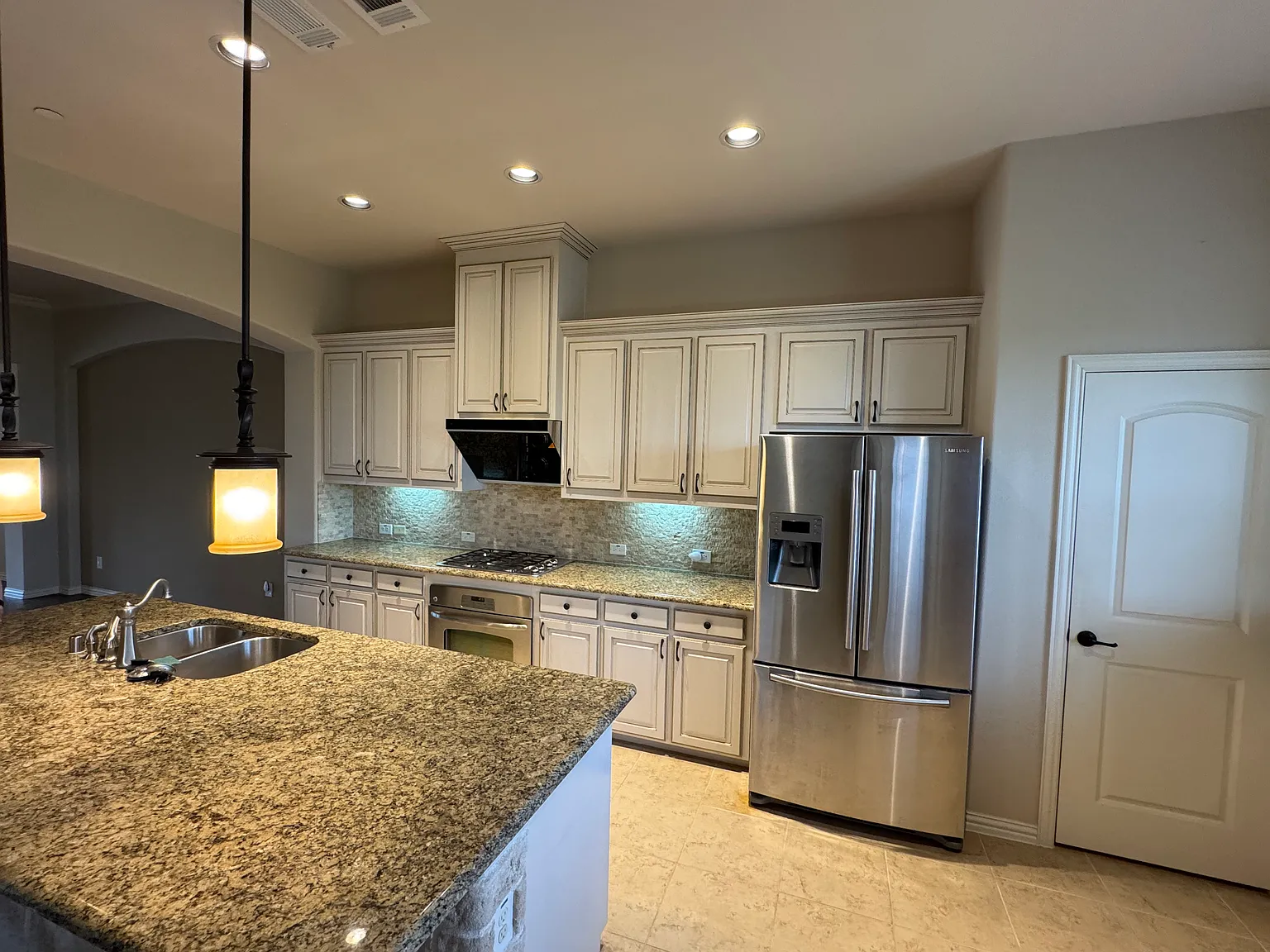 3 bed, 3.5 bath, 3133 sqft, $4,100 — Photo 2