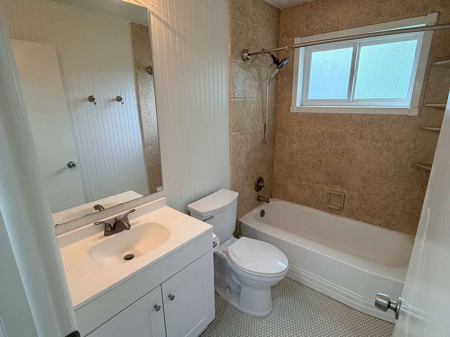 6 bed, 2116 sqft, $2,995 — Photo 3