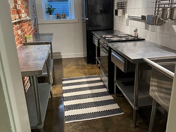 2nd image of 1568 Vine St APT 3