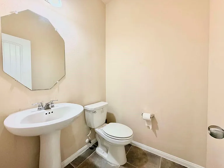 1247 S Maple Dr — Photo 7