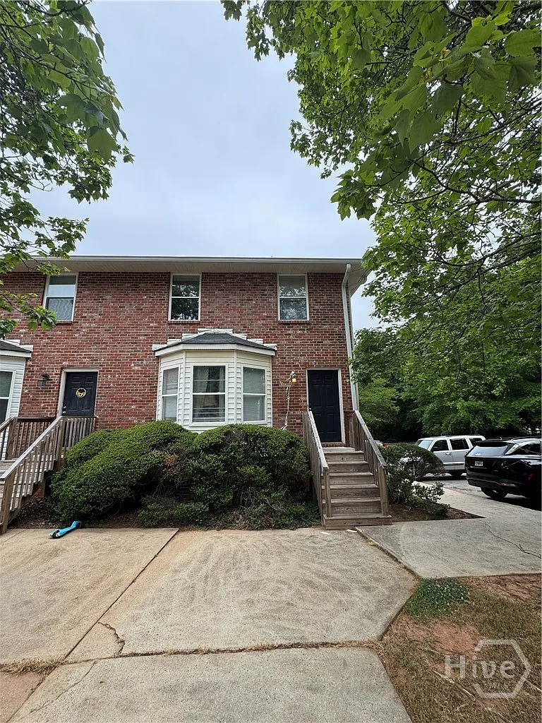 5 bed, 3.0 bath, 3692 sqft, $2,200 — Photo 1