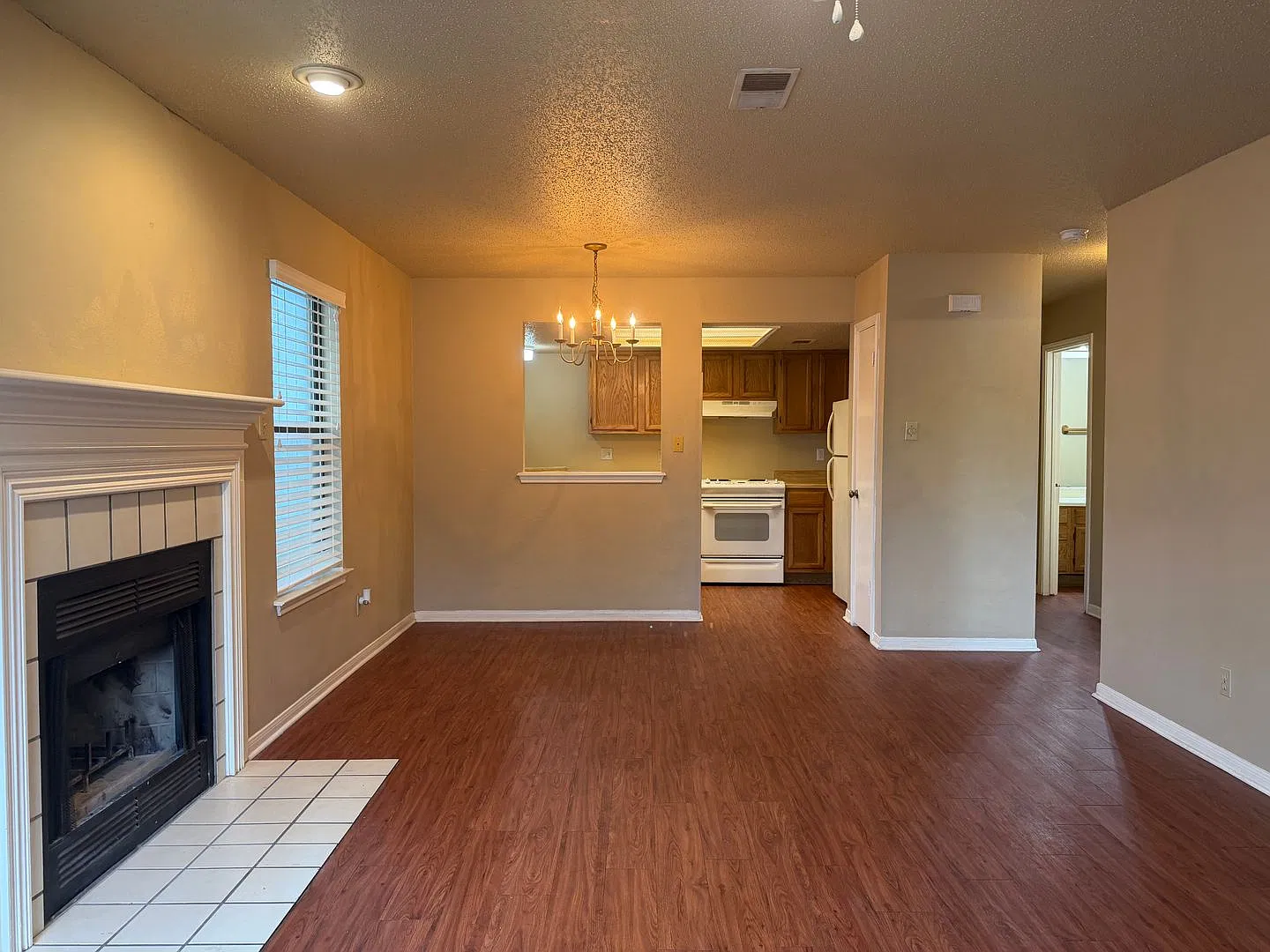 Charming One Bedroom In Gated Community!! — Photo 2