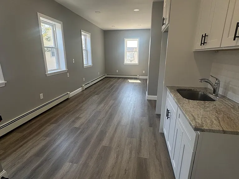 87 Jewell St #2R — Photo 2