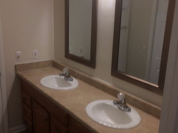 3rd image of 819 Williamsburg West Dr