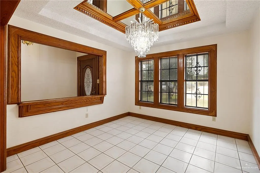 3 bed, 2.0 bath, 1633 sqft, $1,900 — Photo 2