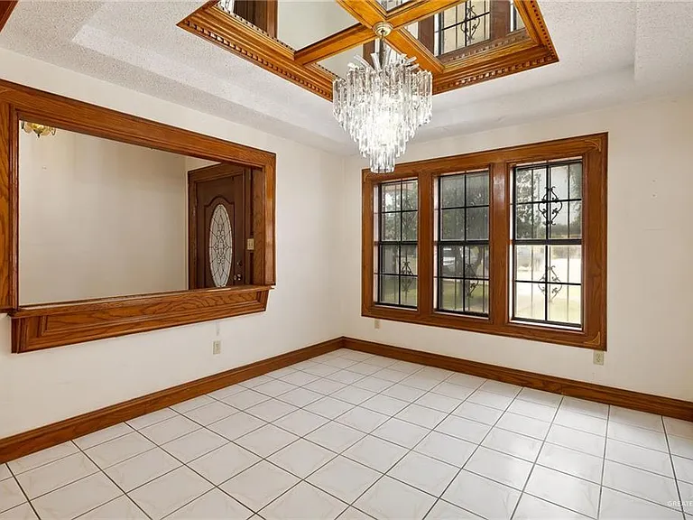 906 W Veterans Blvd — Photo 2