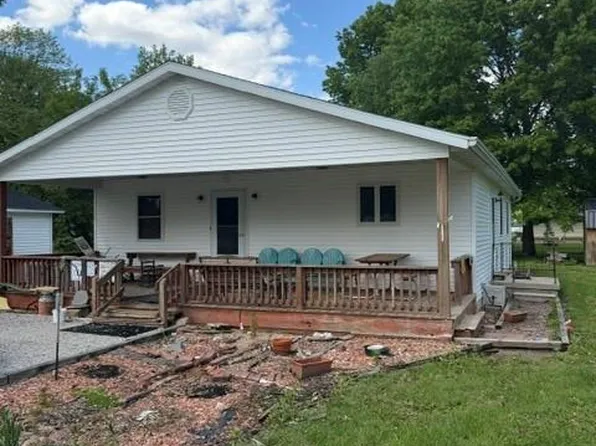 561 S Main St, New Douglas, IL 62074