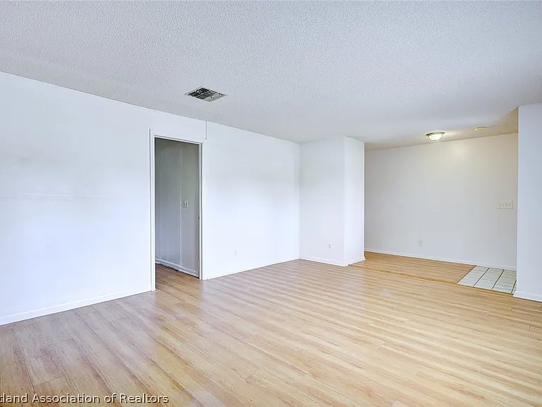 1602 Carrington Ave — Photo 6