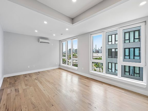 4th image of 31-61 Vernon Blvd #5B