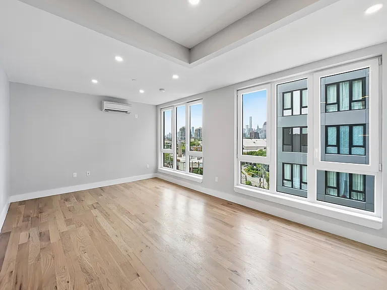 31-61 Vernon Blvd #5B — Photo 4