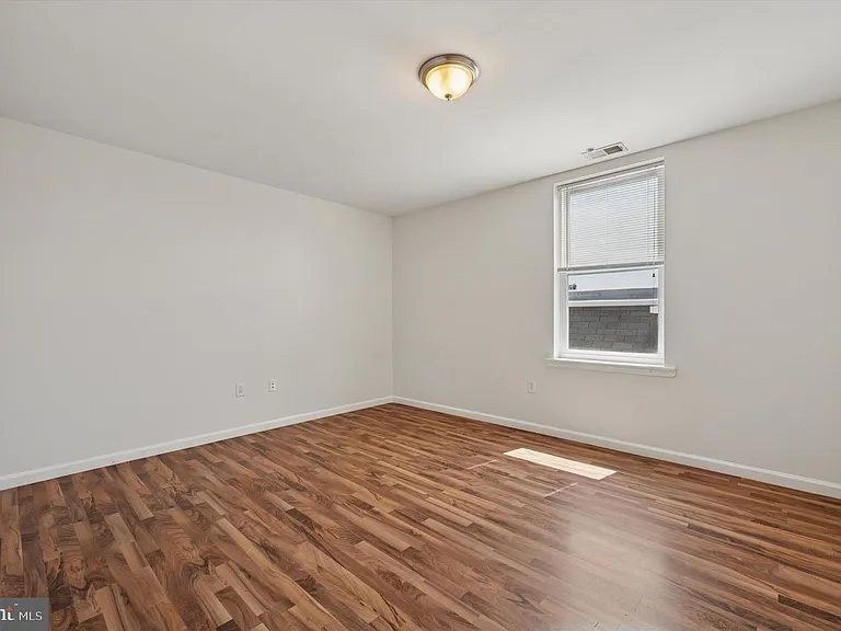 5027 Spruce St — Photo 7
