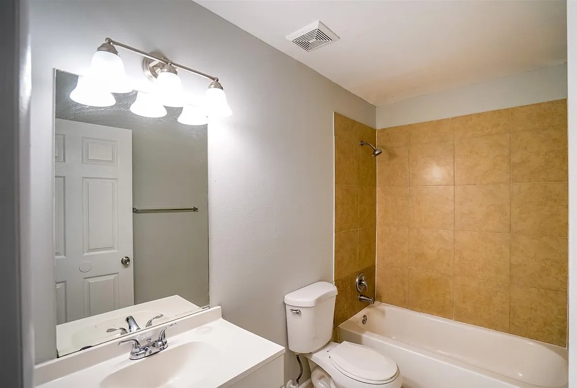 2 bed, 972 sqft, $1,595 — Photo 3
