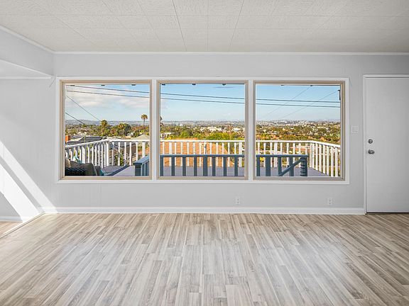 Amazing Views
 Professional Designer Created a Brilliantly designed Bright Open Floor Plan Utilizing a Custom Color Pallet.