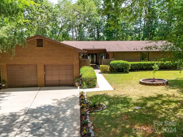 27 Duck Hook Cir, Clover, SC 29710
