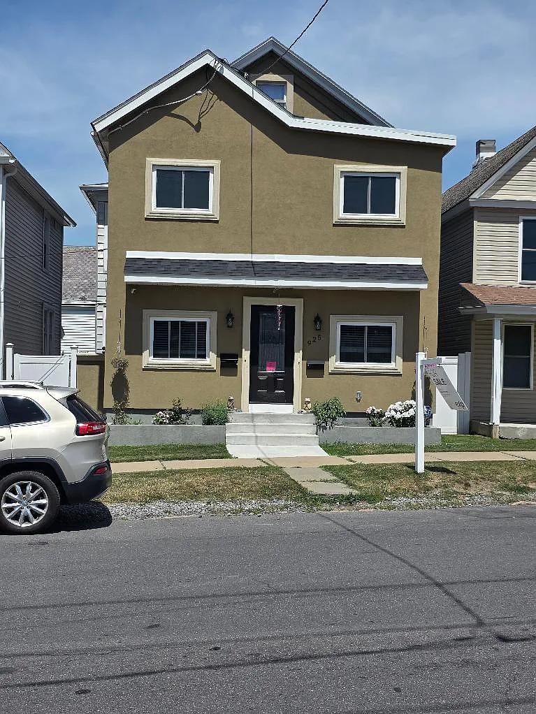 3 bed, 900 sqft, $1,250 — Photo 1
